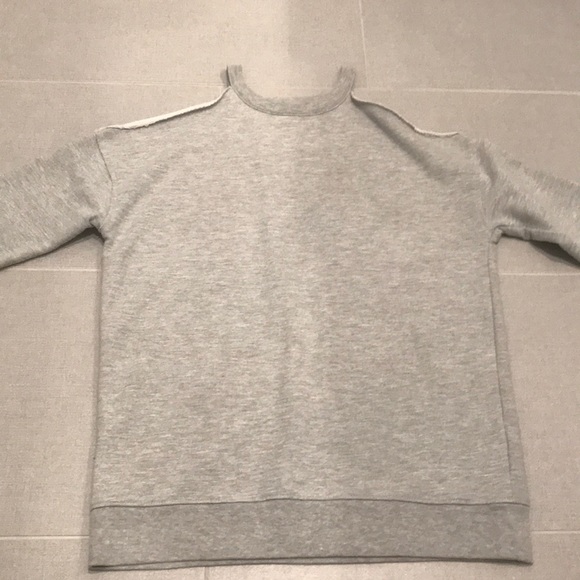 Gray cold shoulder sweater - Picture 2 of 3